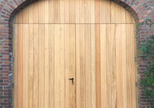 Restauration d&rsquo;une porte de garage avec bardage afzélia et nouvelle quincaillerie