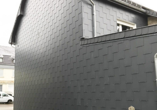 Bardage d&rsquo;un pignon de maison en ardoises artificielles