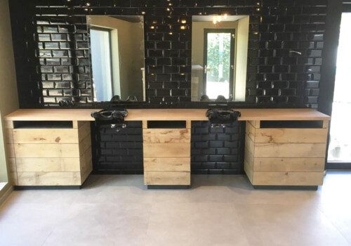 Barrasbarbes – Bar et meuble de barbier avec recouvrement en planches de chêne brut