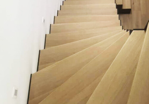 Escalier avec limons métalliques poudrés noirs et marches en chênes massifs – huiles invisibles