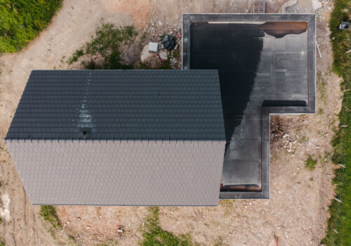 Toiture plate en EPDM et toiture en tuiles