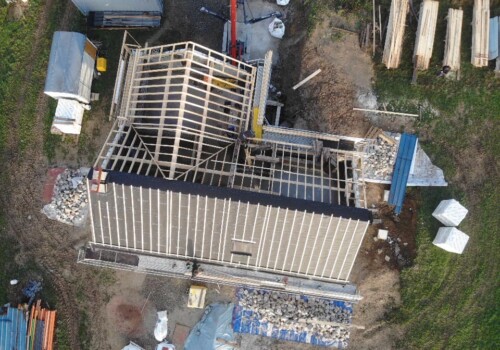 Montage de charpente, couverture en tuiles plates et zinguerie quartz