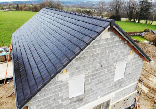 Montage d’une charpente et couverture en tuiles plates