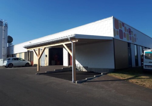 Réalisation d’un carport et bardage de façade avec ardoises artificielles blanches 60×30