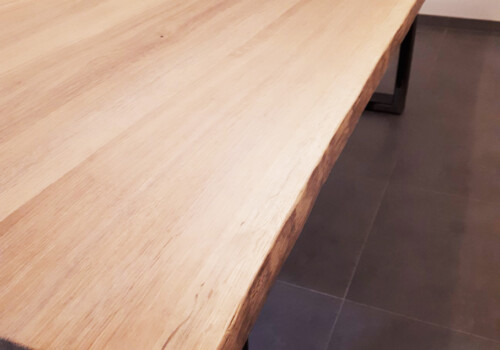 Table en chêne massif avec bords bruts